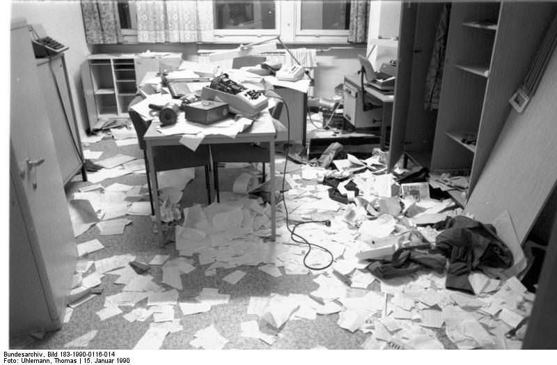 Berlin, Stasi-Zentrale gestürmt. Quelle: Bundesarchiv, Bild 183-1990-0116-014, Fotograf: Thomas Uhlemann