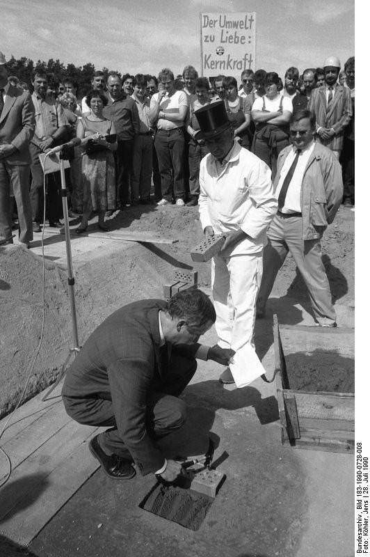 Grundsteinlegung Ersatzwärmekraftwerk in Greifswald. Quelle: Bundesarchiv, Bild 183-1990-0728-008, Fotograf: Jens Köhler