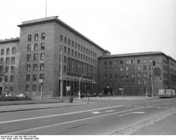 Berlin, Haus der Ministerien. Quelle: Bundesarchiv, Bild 183-1985-1120-308, Fotograf: Heinz Junge