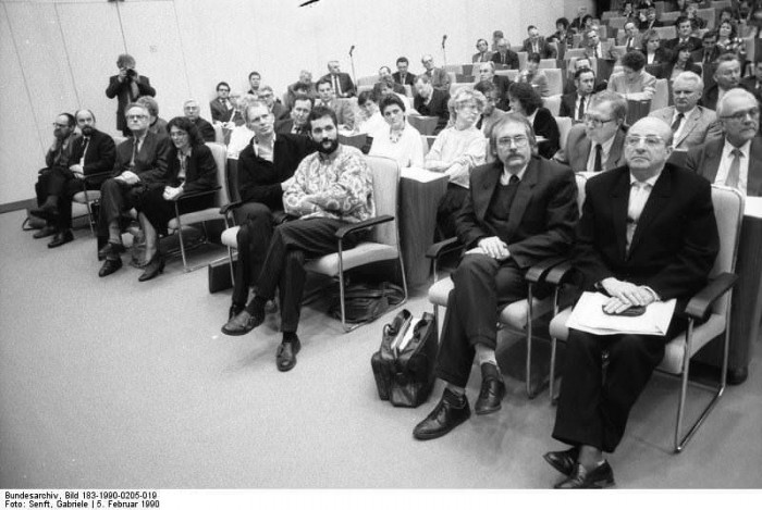 Berlin: 16. Volkskammer-Tagung. Quelle: Bundesarchiv, Bild 183-1990-0205-019, Fotograf: Gabriele Senft