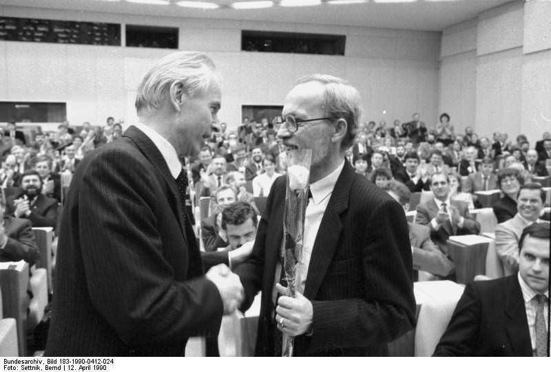Berlin, Volkskammer, Hans Modrow, Lothar de Maiziere. Bundesarchiv, Bild 183-1990-0412-024, Fotograf: Bernd Settnik