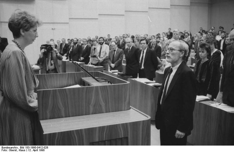 Berlin, Volkskammertagung, Vereidigung Lothar de Maizière. Quelle: Bundesarchiv, Bild 183-1990-0412-026, Fotograf: Klaus Oberst