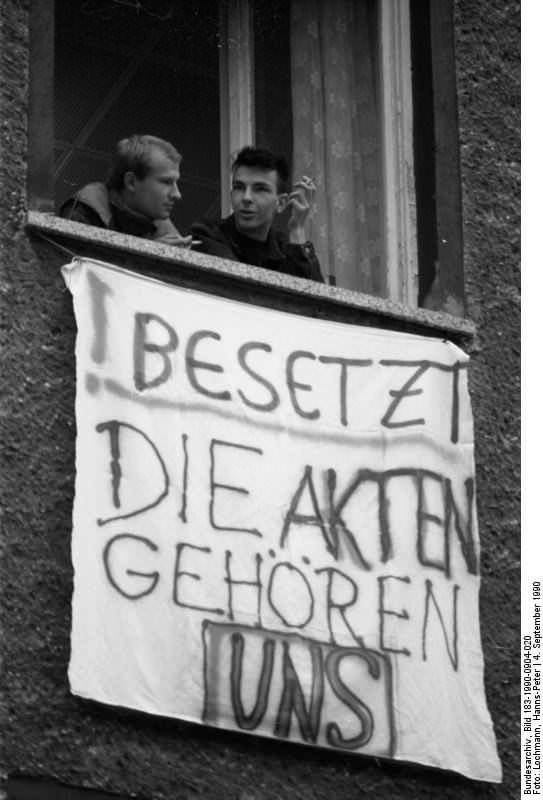Berlin, Stasi-Zentrale, Besetzung. Quelle: Bundesarchiv, Bild 183-1990-0904-020, Fotograf: Hans-Peter Lochmann