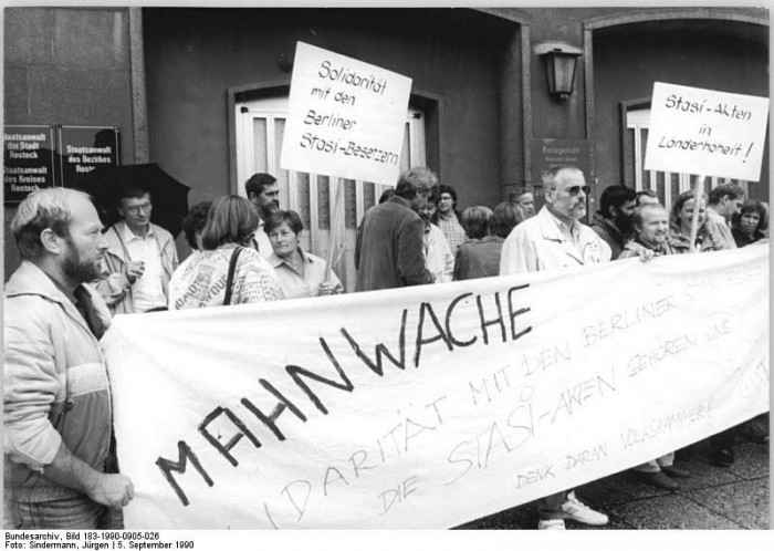 Rostock, Mahnwache vor Stasi-Bezirkszentrale. Quelle: Bundesarchiv, Bild 183-1990-0905-026, Fotograf: Jürgen Sindermann