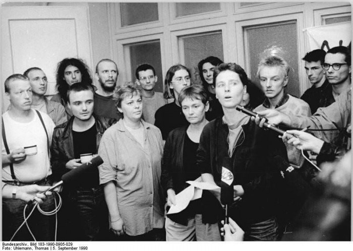 Berlin, Besetzer der Stasi-Zentrale Normannenstrasse. Quelle: Bundesarchiv, Bild 183-1990-0905-029, Fotograf: Thomas Uhlemann
