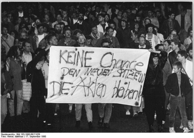 Dresden, Montags-Demo für den Erhalt der Stasi-Akten. Quelle: Bundesarchiv, Bild 183-1990-0917-028, Fotograf: Matthias Hiekel