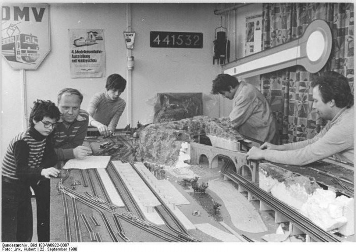 Mitglieder der Arbeitsgemeinschaft Modelleisenbahnbau des Kulturhauses „Herbert Warnke“ in Guben 1980. Quelle: Bundesarchiv, Bild 183-W0922-0007, Fotograf: Hubert Link