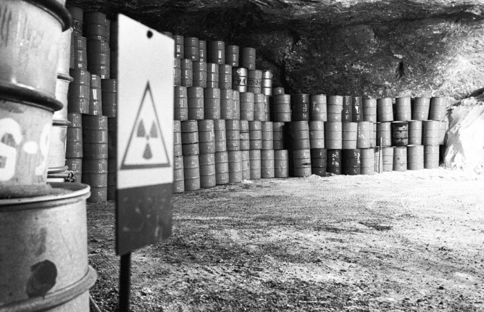 Fässer mit radioaktivem Abfall im Salzstock. Quelle: Bundesstiftung Aufarbeitung, Fotobestand Klaus Mehner, 90_0814_WIF_Atom_04