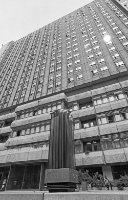 Das Charité-Krankenhaus in Ost-Berlin gehört zu den prestigeträchtigsten Einrichtungen im DDR-Gesundheitswesen. Quelle: Bundesstiftung Aufarbeitung, Klaus Mehner, Bild 88_0630_GES_Arznei_05