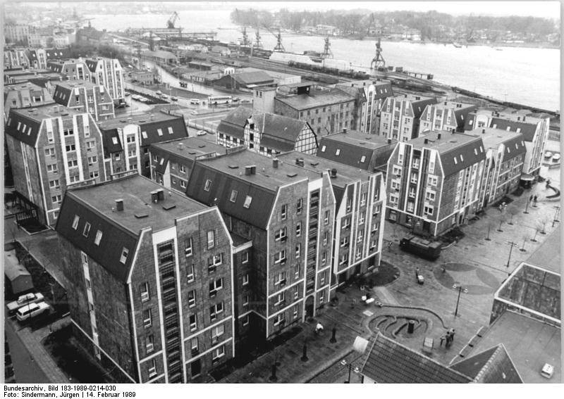Blick auf das umgestaltete alte Hafenviertel in der nördlichen Altstadt von Rostock, 14. Februar 1989.