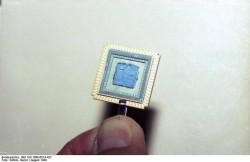 Mikroprozessor aus DDR-Produktion. Quelle: Bundesarchiv, Bild 183-1989-0814-422, Fotograf: Bernd Settnik