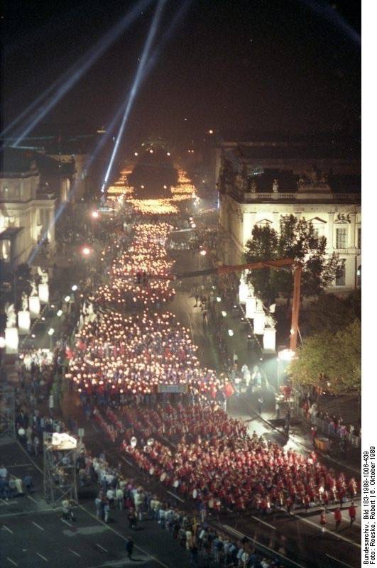 Mit einem Fackelzug zwischen Brandenburger Tor und Marx-Engels-Platz feiert die FDJ am 6. Oktober 1989 den 40. Jahrestag der DDR.