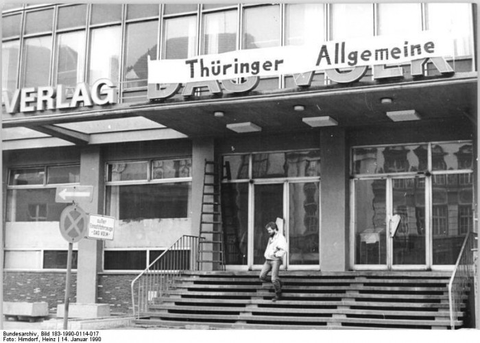 Die ehemalige SED-Bezirkszeitung „Das Volk“ erscheint ab dem 16. Januar 1990 als unabhängige Tageszeitung unter dem Namen „Thüringer Allgemeine“.
