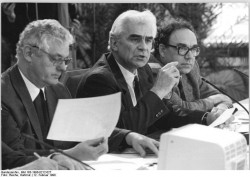 Auf der 11. Sitzung des Runden Tisches am 5. Februar 1990 werden Fragen des zukünftigen Pressevertriebes in der DDR debattiert. Im Bild der damalige Postminister Klaus Wolf (M.), Moderator Karl-Heinz Ducke (l.) und der stellvertretende Regierungssprecher Ralf Bachmann (r.).