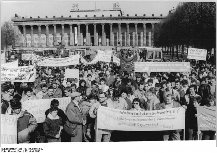 Quelle: Bundesarchiv, Bild 183-1990-0412-021, Fotograf: Peer Grimm