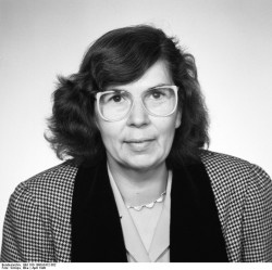 Dr. Christa Schmidt. Quelle: Bundesarchiv, Bild 183-1990-0412-302, Fotograf: Elke Schöps