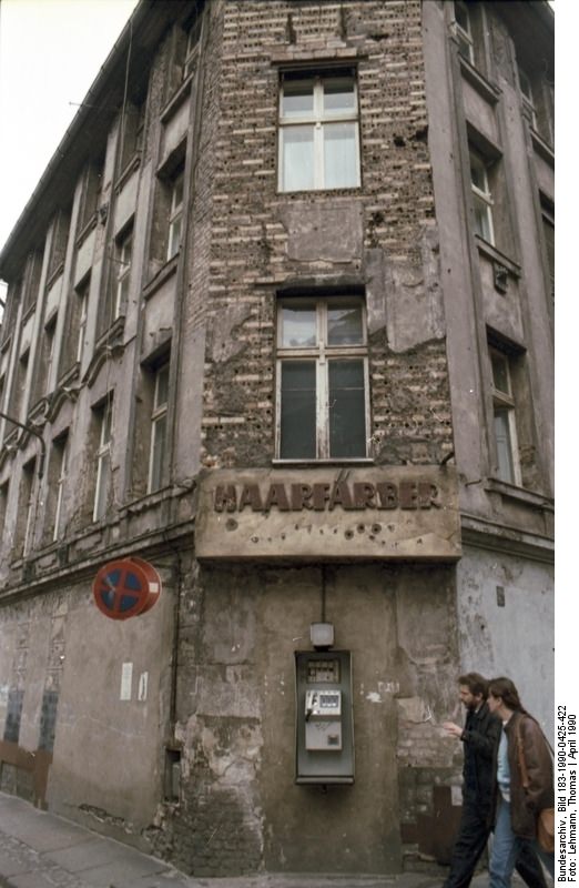 Baufälliges Haus im Ost-Berliner Scheunenviertel, April 1990.