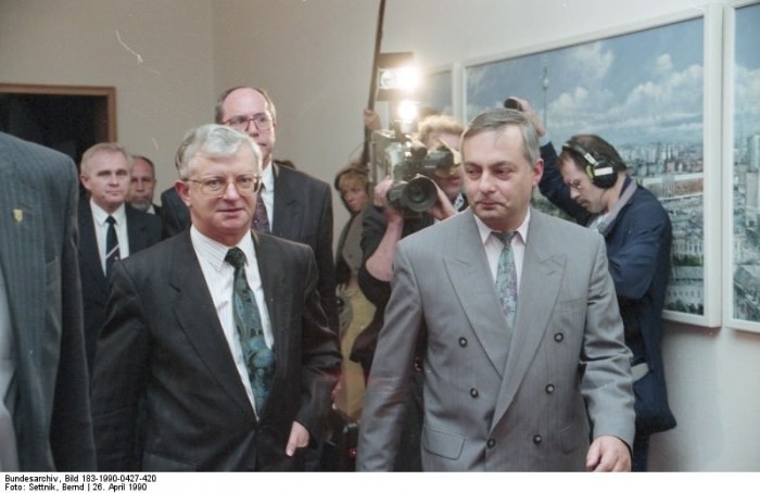Berlin, Klaus Reichenbach, Rudolf Seiters. Quelle: Bundesarchiv, Bild 183-1990-0427-420, Fotograf: Bernd Settnik