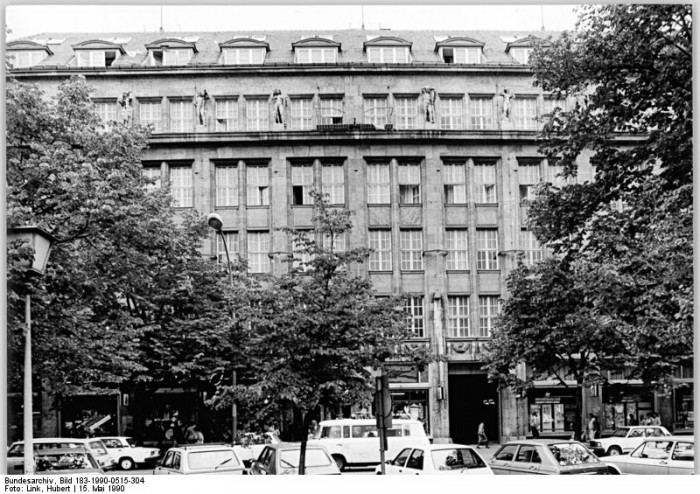 Bis 1989 befindet sich der Zentralrat der FDJ im Haus der Jugend in Ost-Berlin.