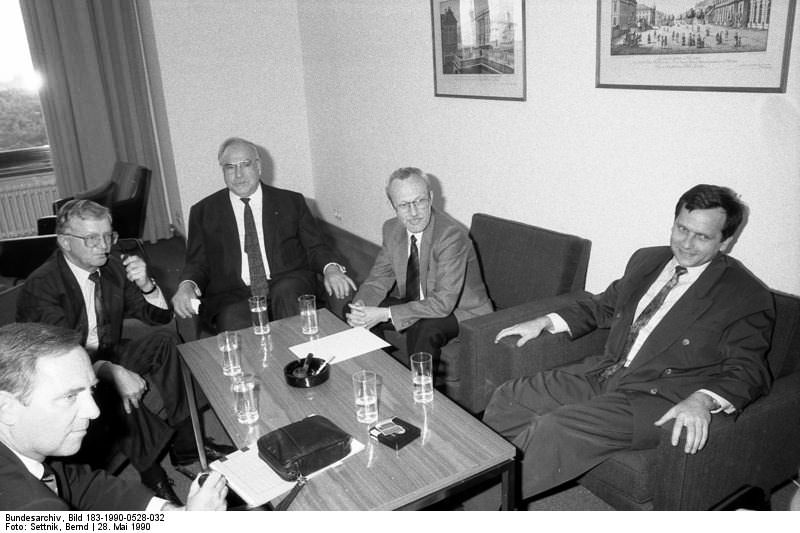 Berlin, Gespräch zum Staatsvertrag / Bild 183-1990-0528-032. Quelle: Bundesarchiv, Bild 183-1990-0528-032, Fotograf: Bernd Settnik