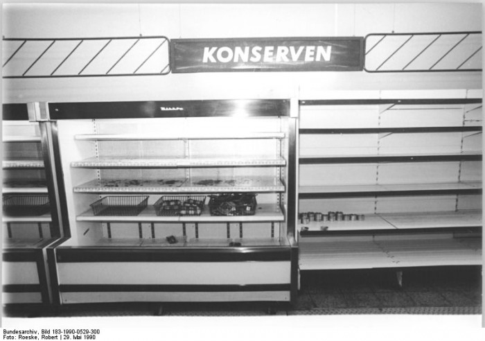 Leeres Regal einer Kaufhalle in Berlin-Lichtenberg. Auf Grund von Vorratskäufen der Bevölkerung kommt es im Mai und Juni 1990 zu Versorgungsengpässen bei Konserven.