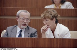 Lothar de Maizière und Sabine Bergmann-Pohl auf der 14. Tagung der Volkskammer am 15. Juni 1990. Auf der Sitzung wird das Preisgesetz debattiert.