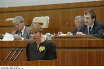 Dr. Sabine Bergmann-Pohl in der Volkskammer, Juni 1990. Quelle: Bundesarchiv, Bild 183-1990-0621-416, Fotograf: Karl-Heinz Schindler
