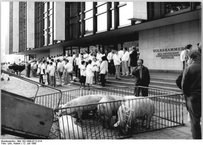 Quelle: Bundesarchiv, Bild 183-1990-0712-014, Fotograf: Hubert Link