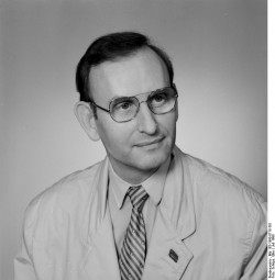 Manfred Becker. Quelle: Bundesarchiv, Bild 183-1990-0718-301, Fotograf: Elke Schöps