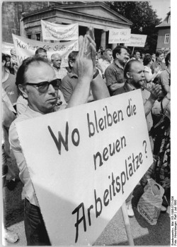 Kundgebung gegen Sozialabbau. Quelle: Bundesarchiv, Bild 183-1990-0721-006, Fotograf: Ralf Hirschberger