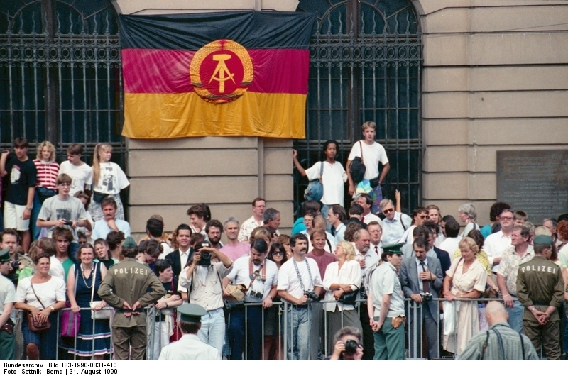 Berlin, Einigungsvertrag, Schaulustige. Quelle: Bundesarchiv, Bild 183-1990-0831-410, Fotograf: Bernd Settnik