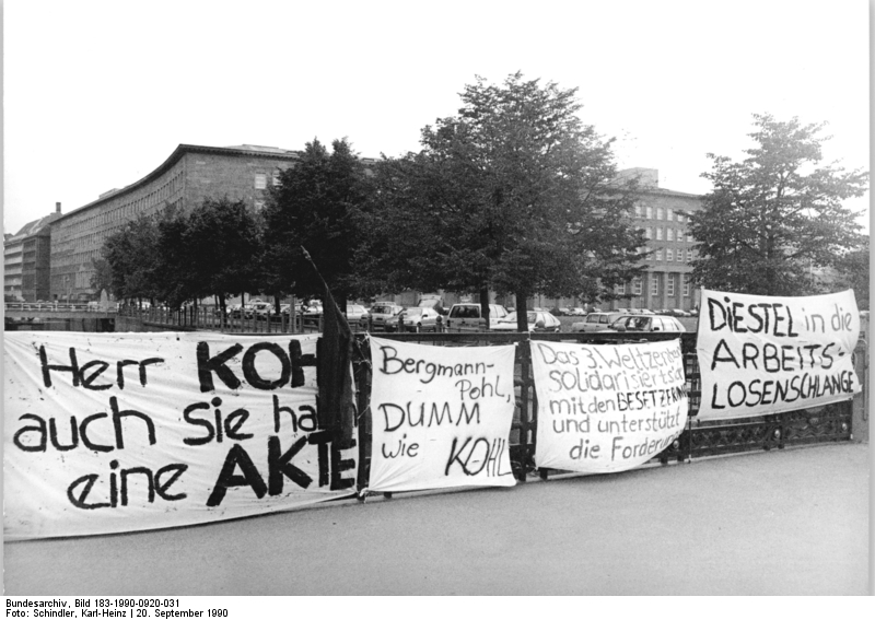 Berlin, Transparente zum Einigungsvertrag. Quelle: Bundesarchiv, Bild 183-1990-0920-031, Fotograf: Karl-Heinz Schindler