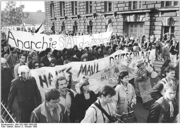 Berlin, Demonstration gegen Wiedervereinigung. Quelle: Bundesarchiv, Bild 183-1990-1003-036, Fotograf: Bernd Settnik