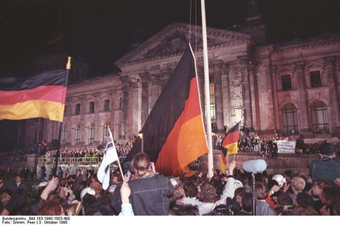 Berlin, deutsche Vereinigung, vor dem Reichstag. Quelle: Bundesarchiv, Bild 183-1990-1003-400, Fotograf: Peter Grimm