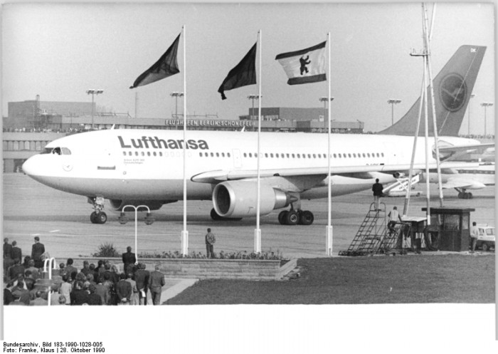 Mit einem Airbus A 310-300 nimmt die Deutsche Lufthansa am 28. Oktober 1990 nach 45jähriger Zwangspause den Liniendienst von und nach Berlin wieder auf.