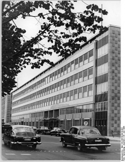Berlin, Unter den Linden, Aussenhandelsministerium. Quelle: Bundesarchiv, Bild 183-D0726-0010-001, Fotograf: Joachim Spremberg