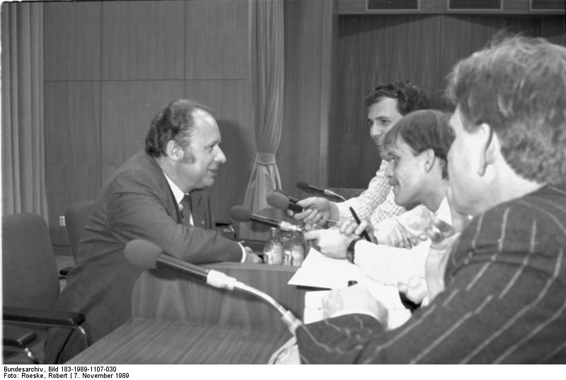 Berlin, Rücktritt des Ministerrates. Quelle: Bundesarchiv, Bild 183-1989-1107-030, Fotograf: Robert Roeske
