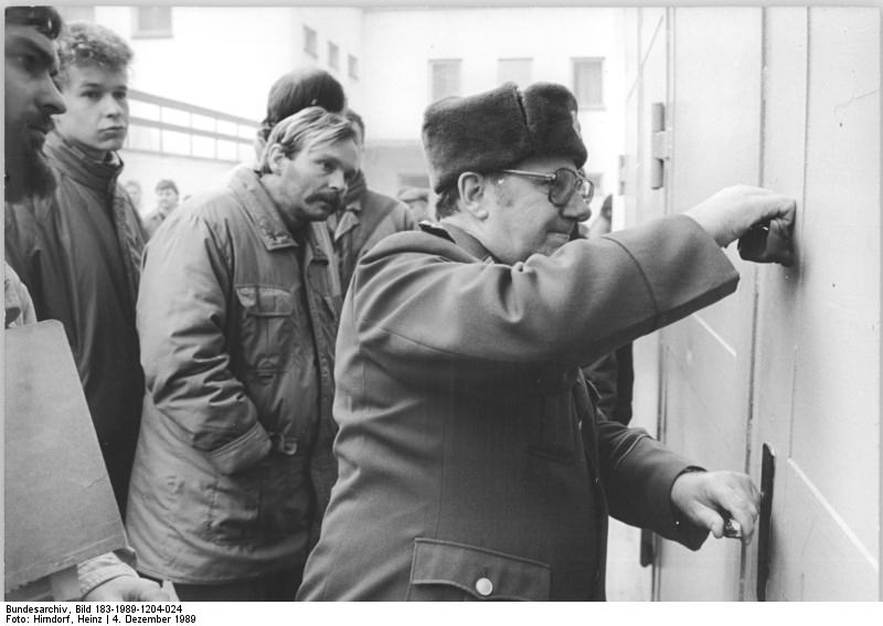 Erfurt, Sicherung Stasi-Gebäude. Quelle: Bundesarchiv, Bild 183-1989-1204-024, Fotograf: Heinz Hirndorf