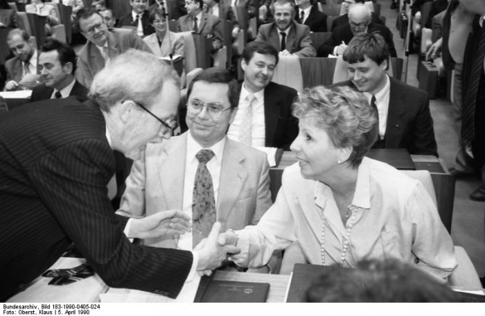 Lothar de Maizière, Sabine Bergmann-Pohl. Quelle: Bundesarchiv, Bild 183-1990-0405-024, Fotograf: Klaus Oberst