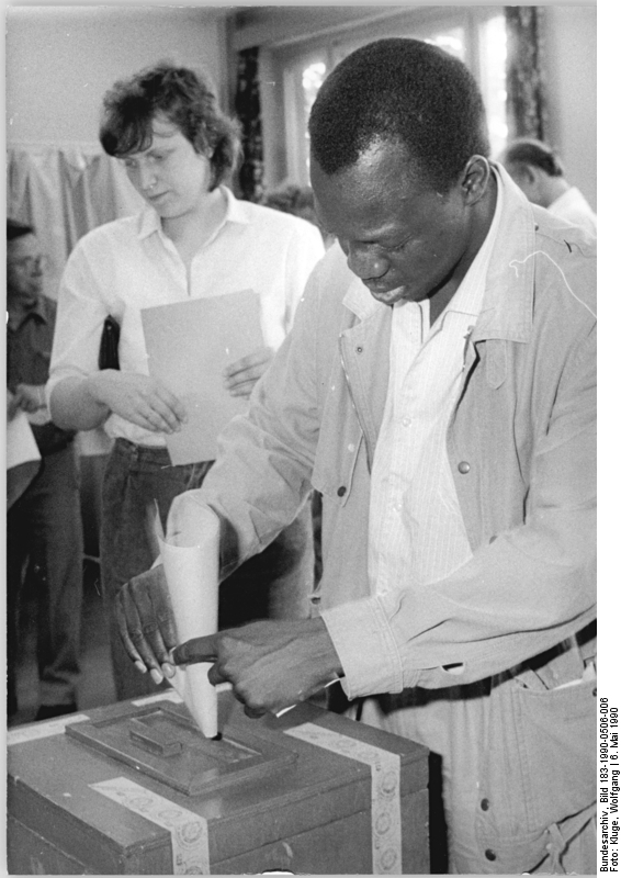 Stimmenabgabe bei den Kommunalwahlen. Quelle: Bundesarchiv, Bild 183-1990-0506-006, Fotograf: Wolfgang Kluge