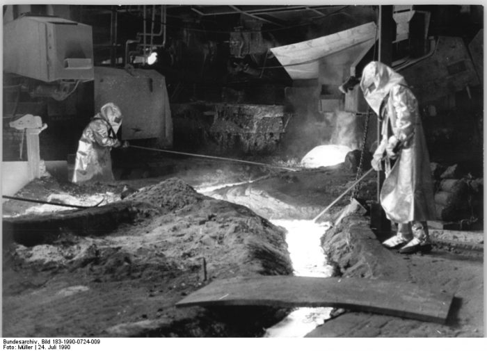 Eisenhüttenkombinat, Arbeiter beim Abstich. Quelle: Bundesarchiv, Bild 183-1990-0724-009, Fotograf: Müller