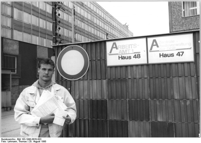 Berlin, Arbeitsloser vor Arbeitsamt. Quelle: Bundesarchiv, Bild 183-1990-0820-003, Fotograf: Thomas Lehmann