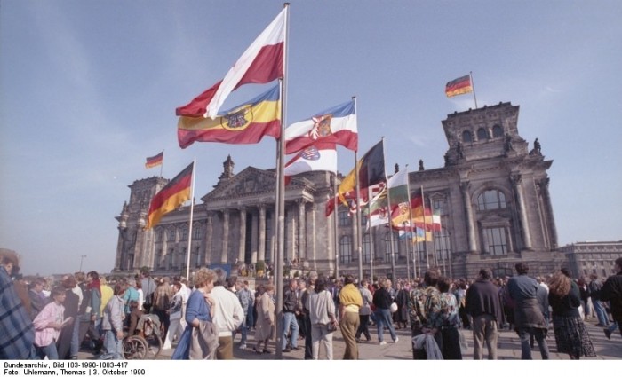 Berlin, Fahnen vor dem Reichstag. Quelle: Bundesarchiv, Bild 183-1990-1003-417, Fotograf: Thomas Uhlemann