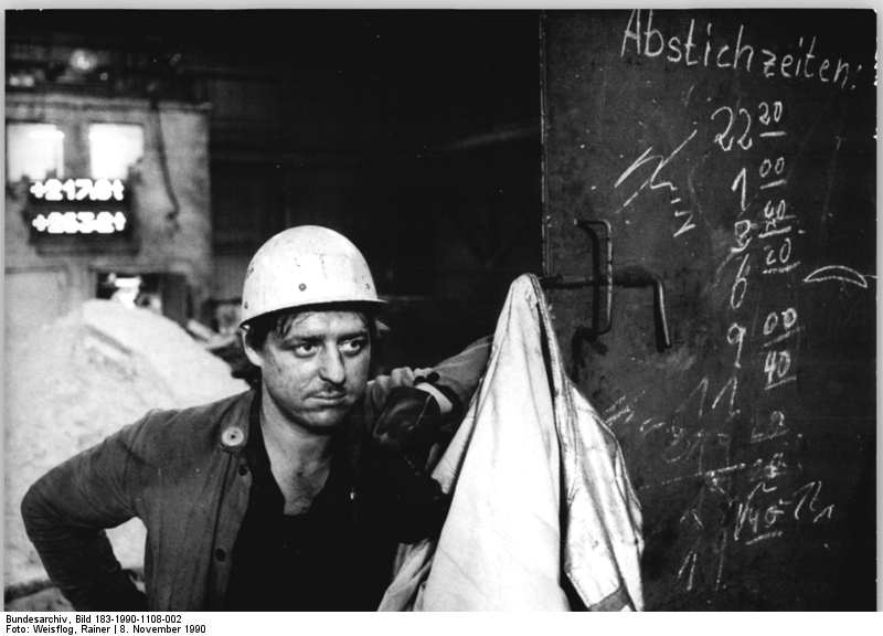 Eisenhüttenkombinat, Schmelzer. Quelle: Bundesarchiv, Bild 183-1990-1108-002, Fotograf: Rainer Weisflog