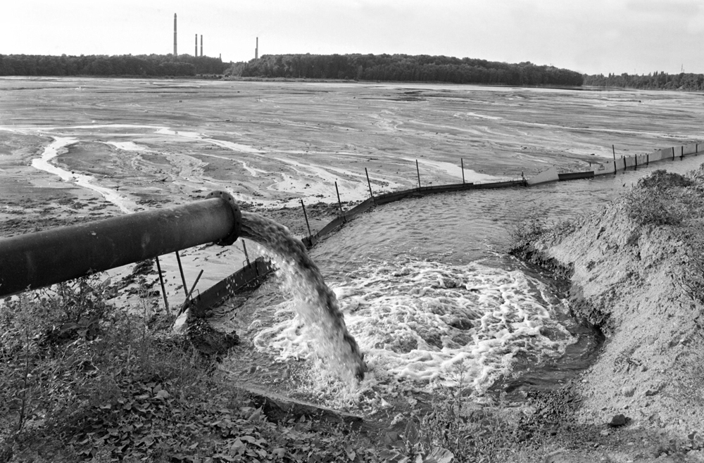 Einleitung von Abwässern am Ufer des Silbersees. Das Foto stammt vom 12. August 1991. Quelle: Bundesregierung / Joachim F. Thurn