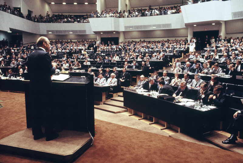 Gerald Ford, Präsident der USA, während einer Rede bei der Konferenz über Sicherheit und Zusammenarbeit in Europa (KSZE) am 1. August 1975. Auf der dritten Folgekonferenz der KSZE-Teilnehmerstaaten unterzeichnet auch die DDR das Abschlussdokument, welches ein klares Bekenntnis zur Reisefreiheit enthält. Quelle: Bundesregierung / Lothar Schaak