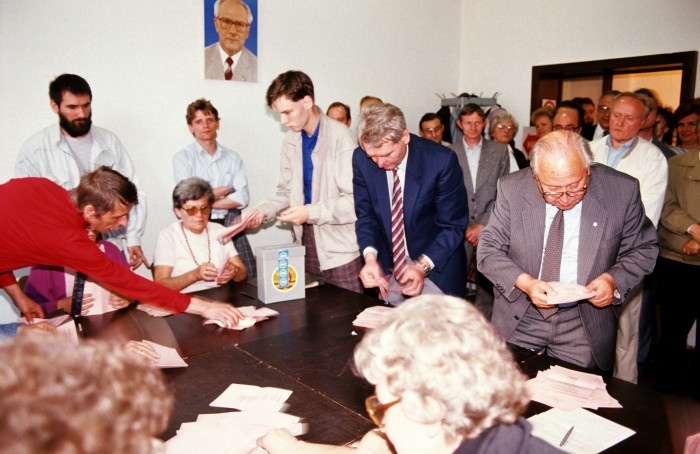 SED-Einheitsliste verfehlt bei Kommunalwahl 99-Prozentmarke