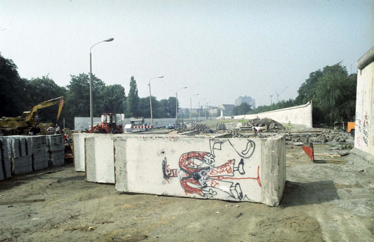 Abbau der Grenzanlagen in Berlin-Pankow. Quelle: Archiv Bundesstiftung Aufarbeitung, Fotobestand Leonore Schwarzer, Bild 134