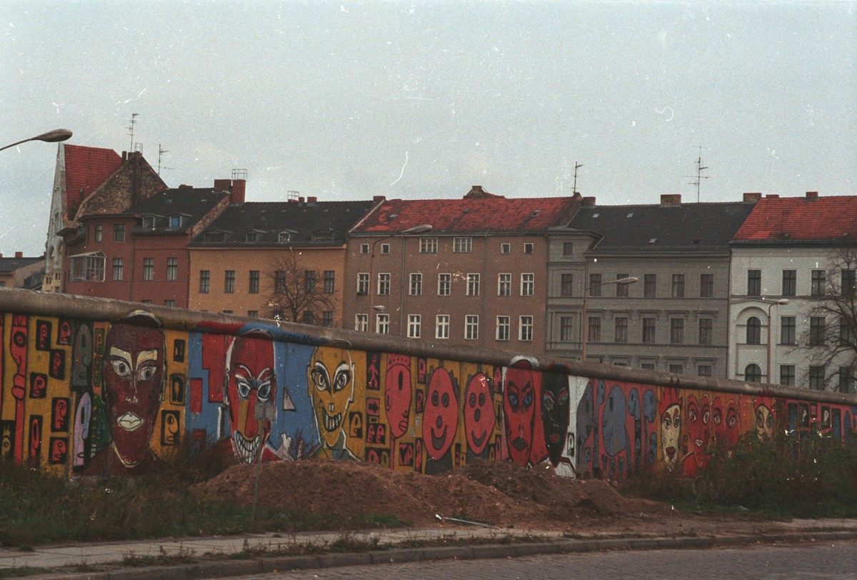 Berliner Mauer an der Waldemarstraße vor der Demontage 1990. Quelle: Archiv Bundesstiftung Aufarbeitung, Fotobestand Rosemarie Gentges, Bild 10