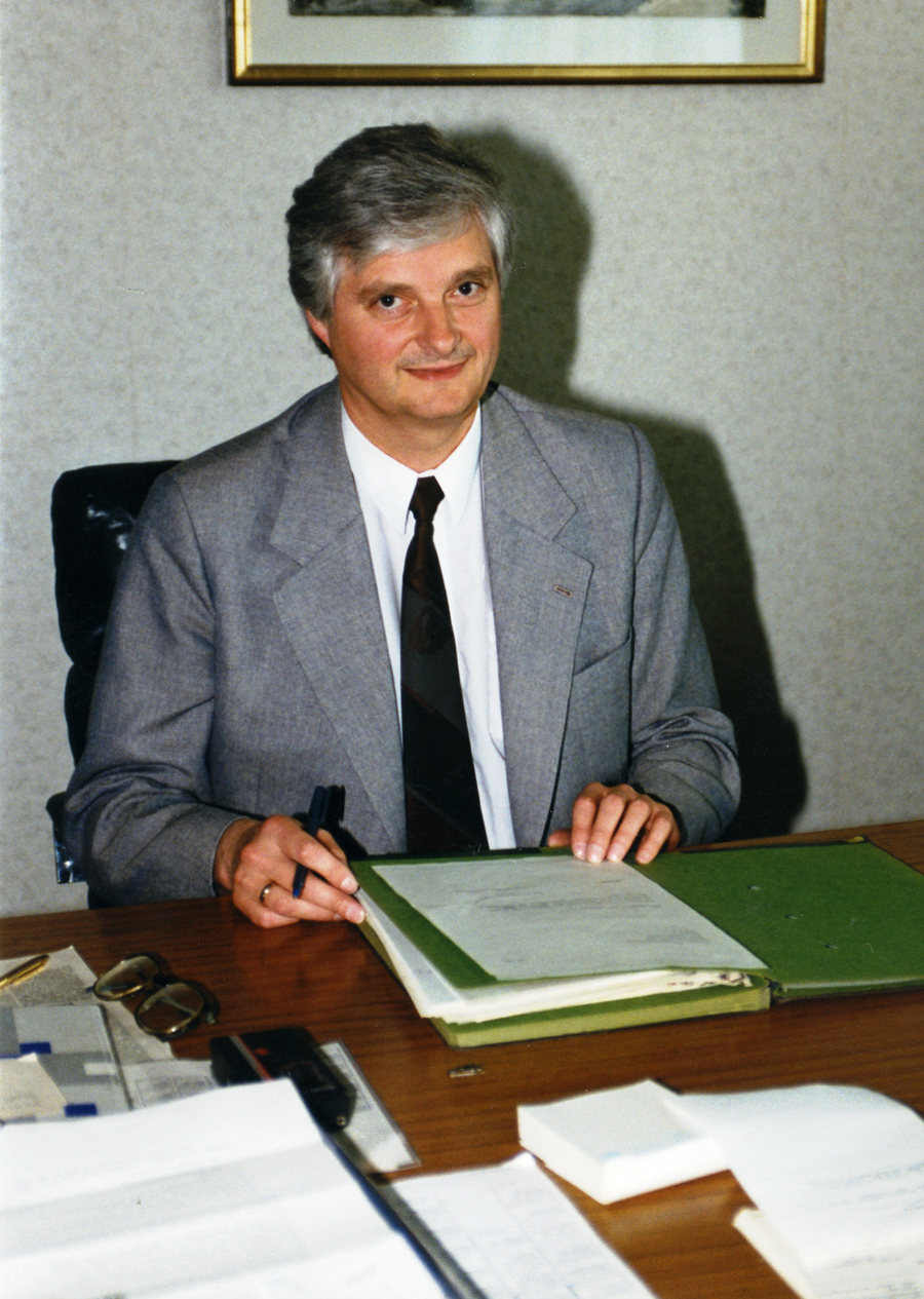 Prof. Dr. Jürgen Kleditzsch im Mai 1990 als Minister für Gesundheitswesen in seinem Ost-Berliner Büro. Quelle: Privatarchiv Jürgen Kleditzsch